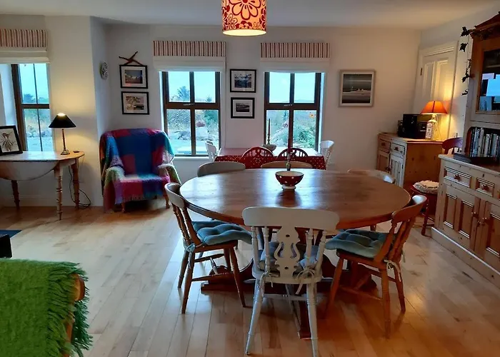 Stone Fronted Detached Just Over 2 Miles From Village 度假居 *